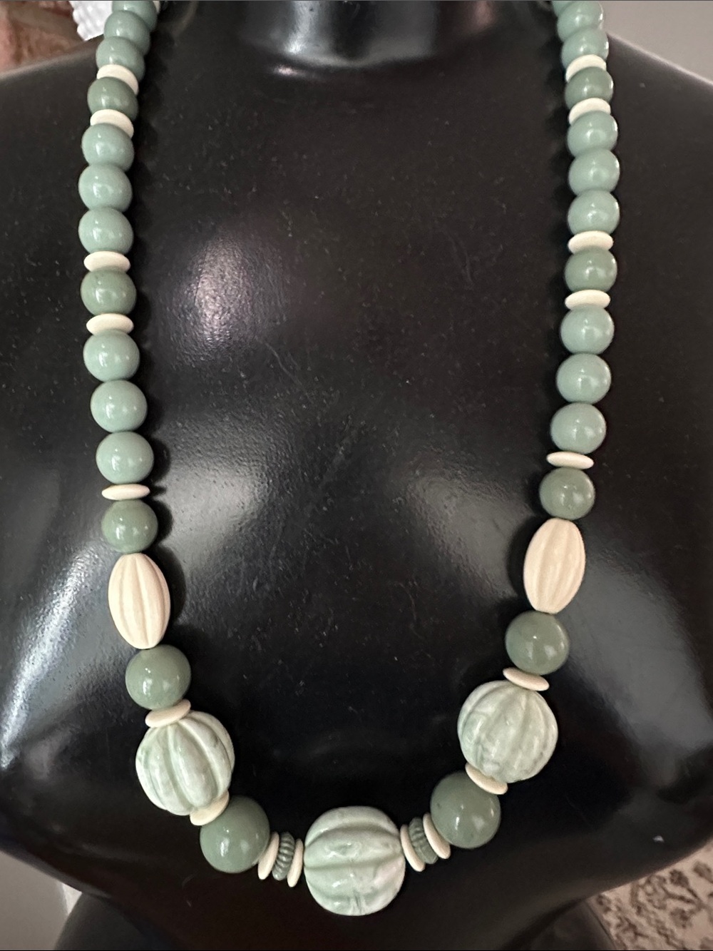 Vintage Avon EUC “Burst of Spring” green & cream lucite necklace. Appx. 27” drop - Picture 2 of 4
